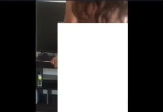 Erik Dalıyla Marifetlerini Gösteren Kız