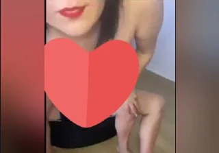 Giymiş fanatik formasını, sike oturmuş ama kaymak gibi inip çıkması yumuşak deliğine hoş bir manzara oluşturuyor
