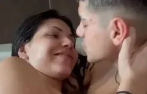 Kısa Saçlı Esmer ve Partneri