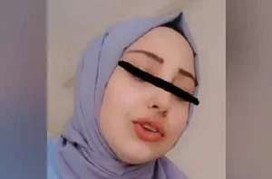 Türbanlı Kız Kendiyle Oynaşıyor