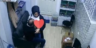 Türbanlı Pet Shop Dükkanında